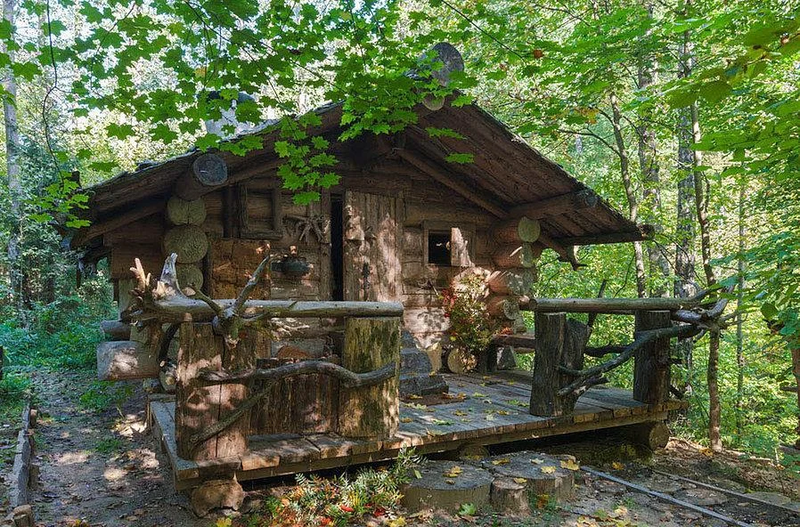 Беседки и площадки для отдыха на территории Шале-отеля «Таежные Дачи»