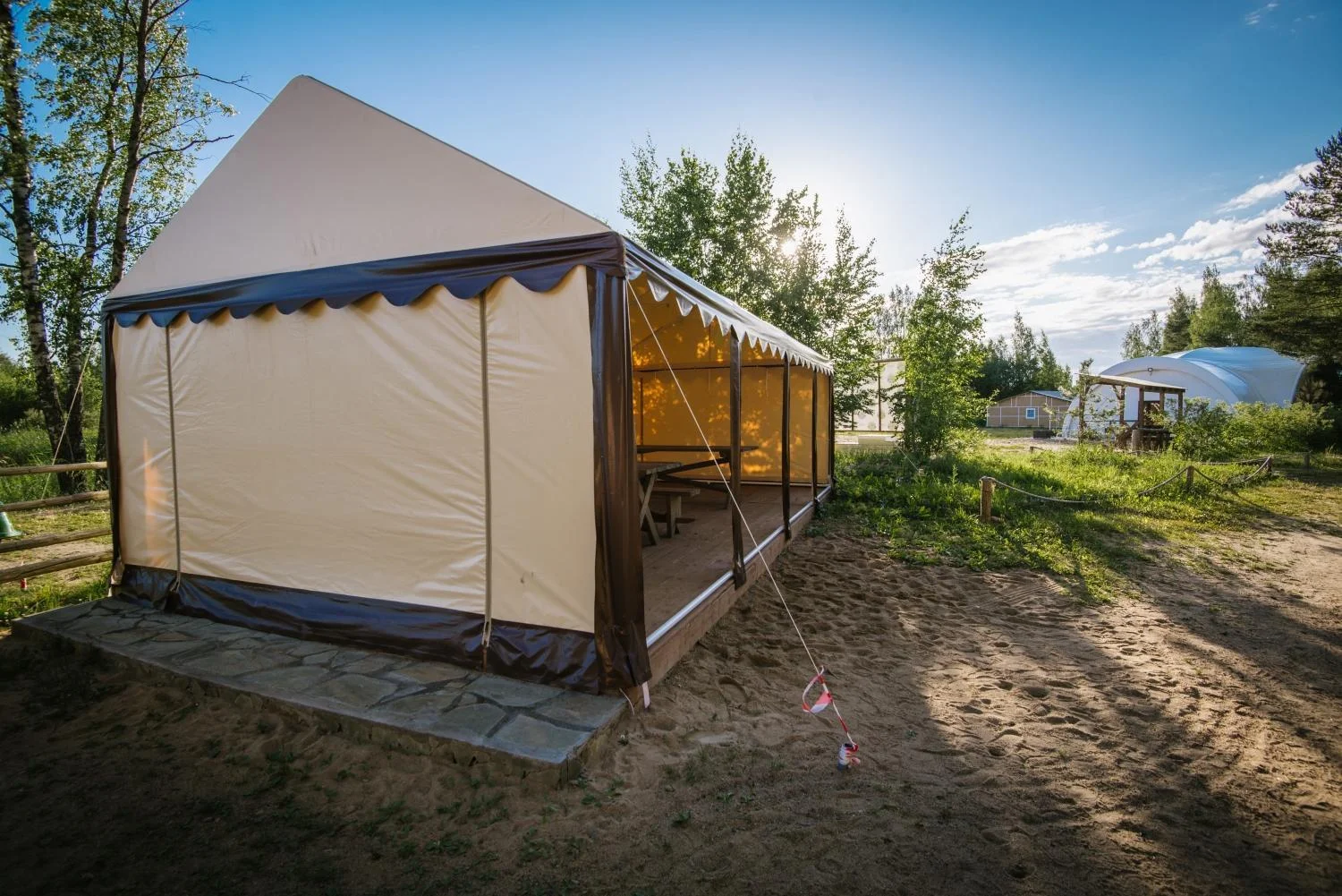 Аренда шатра в Ленинградской области на базе отдыха Пикник