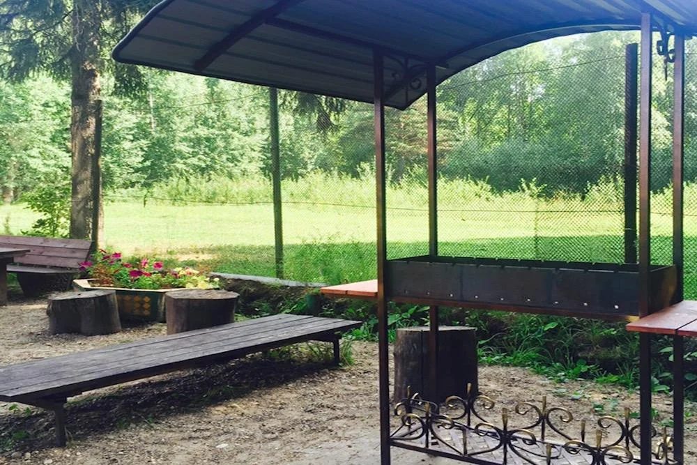 Отдых на природе в беседках в Перми на территории спортивно-развлекательного комплекса «Австерия»