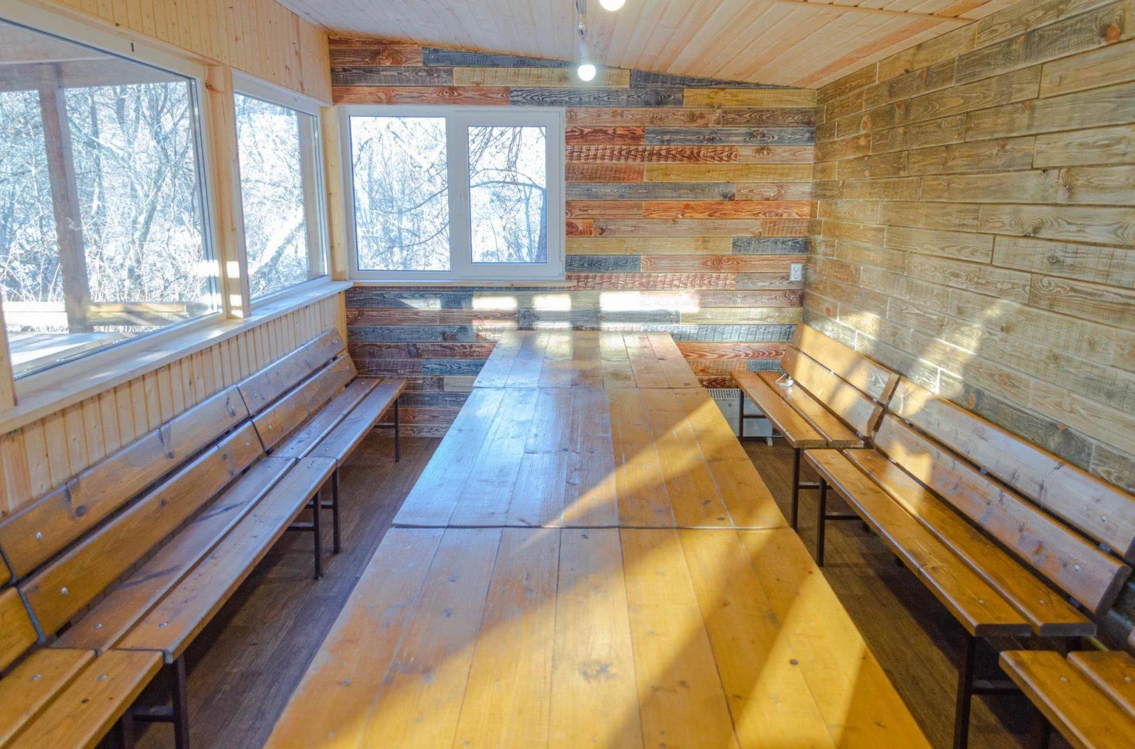 Теплая беседка с мангалом вместимостью до 20 человек «Городская дача»