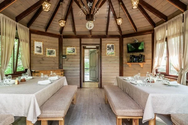 Гриль домик на территории ресторана «Рыбацкая деревня» в Москве