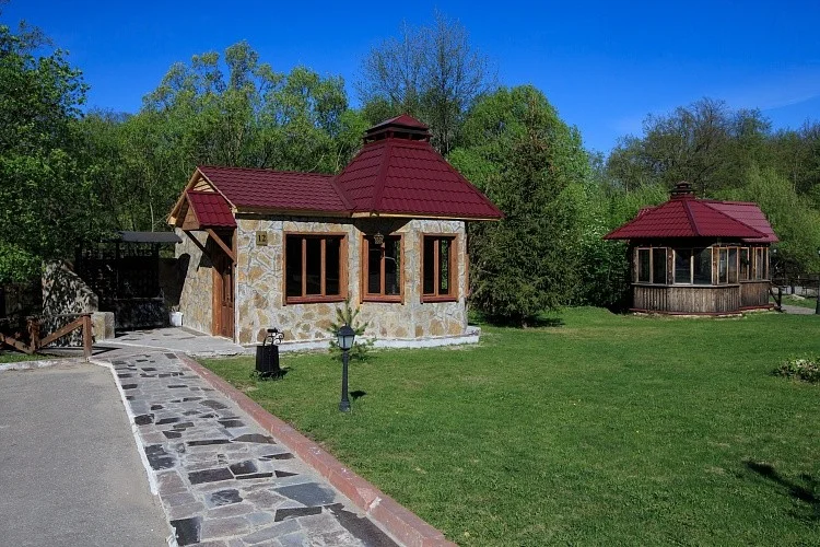 Теплая / закрытая беседка на 15 человек с мангалом РГК — Русская Охота