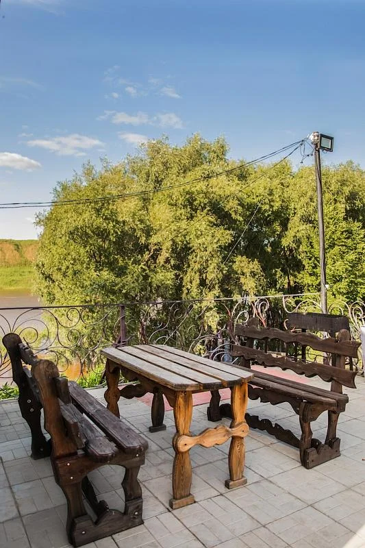 Веранда на берегу реки и мангальная зона в аренду на базе отдыха «Подсолнухи»