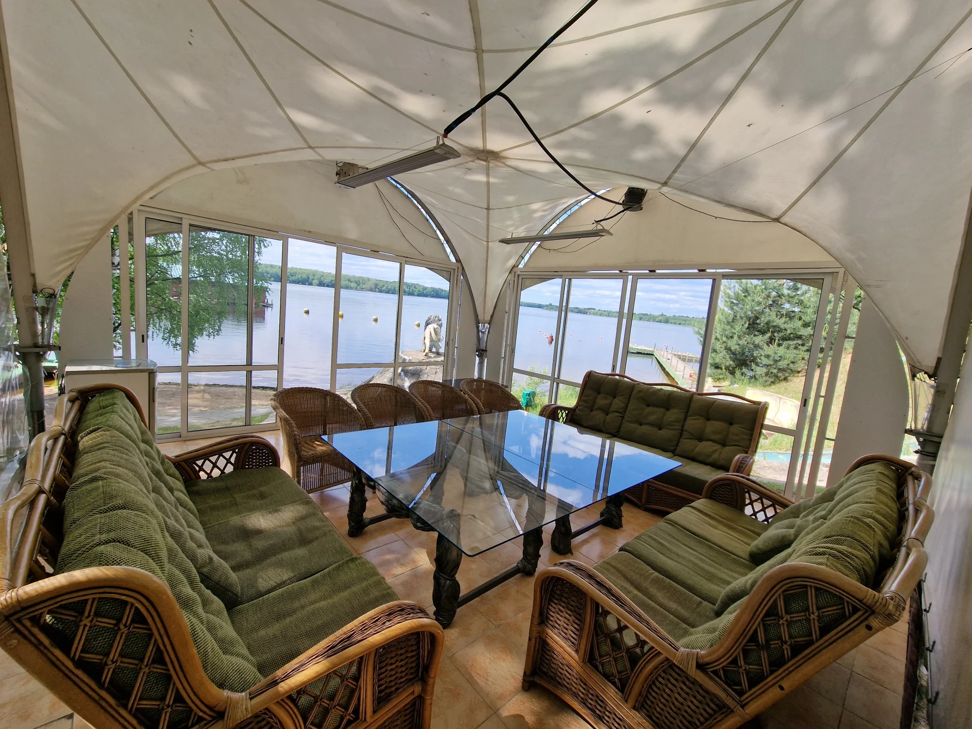 Аренда шатров береговой линий на 10-15 человек в гостинично-развлекательном комплексе «Малибу»