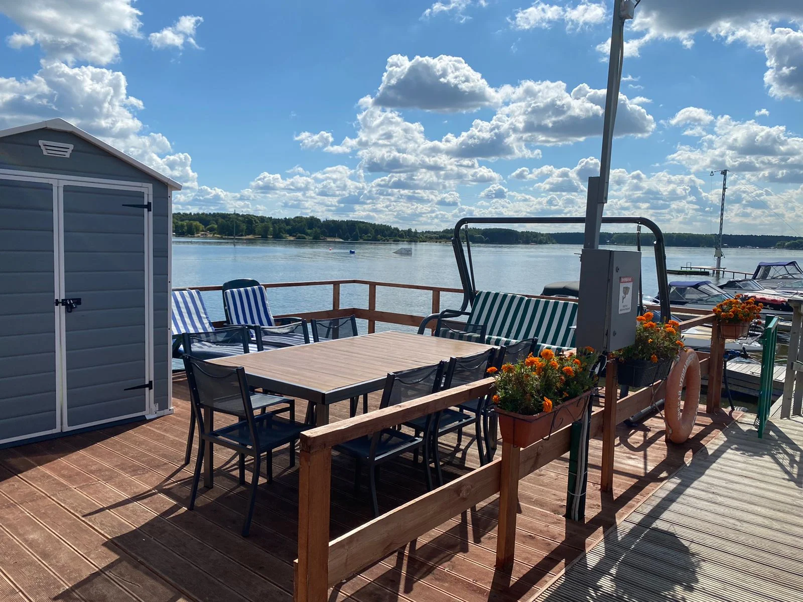 Аренда беседки на воде на берегу Клязьминского водохранилища в яхт-клубе «Парусник»