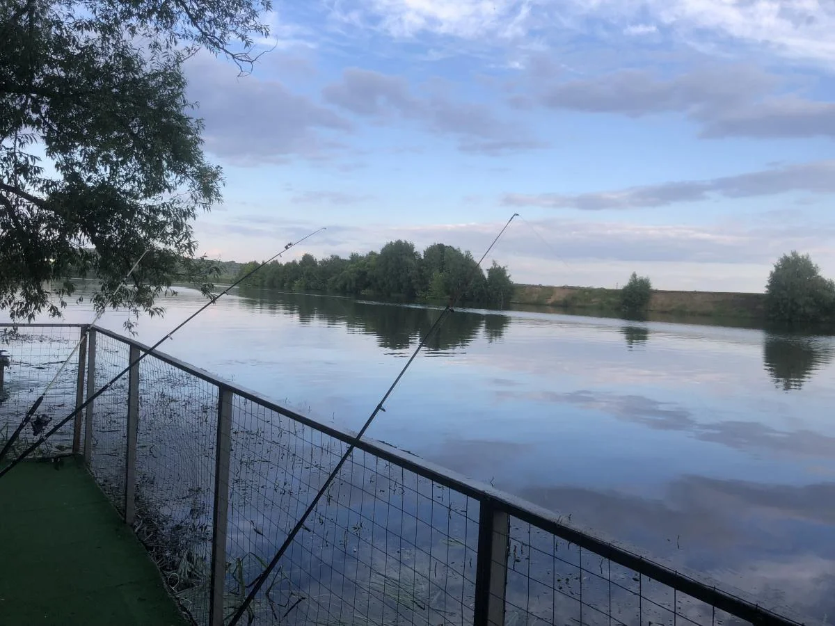Небольшая беседка на воде для пикника в теплое время года