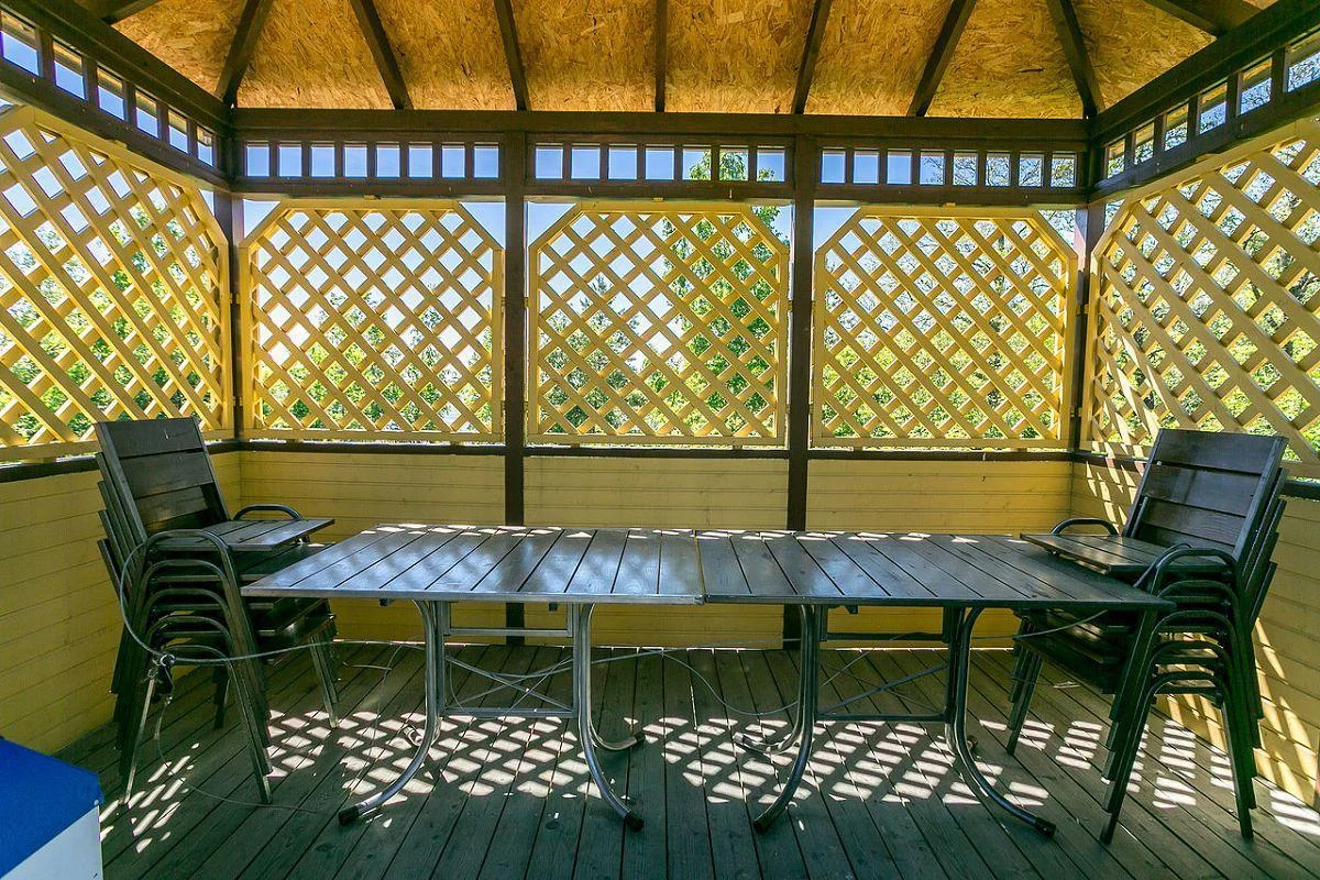 Аренда маленькой беседки на базе отдыха в Лосево «Время Приключений»