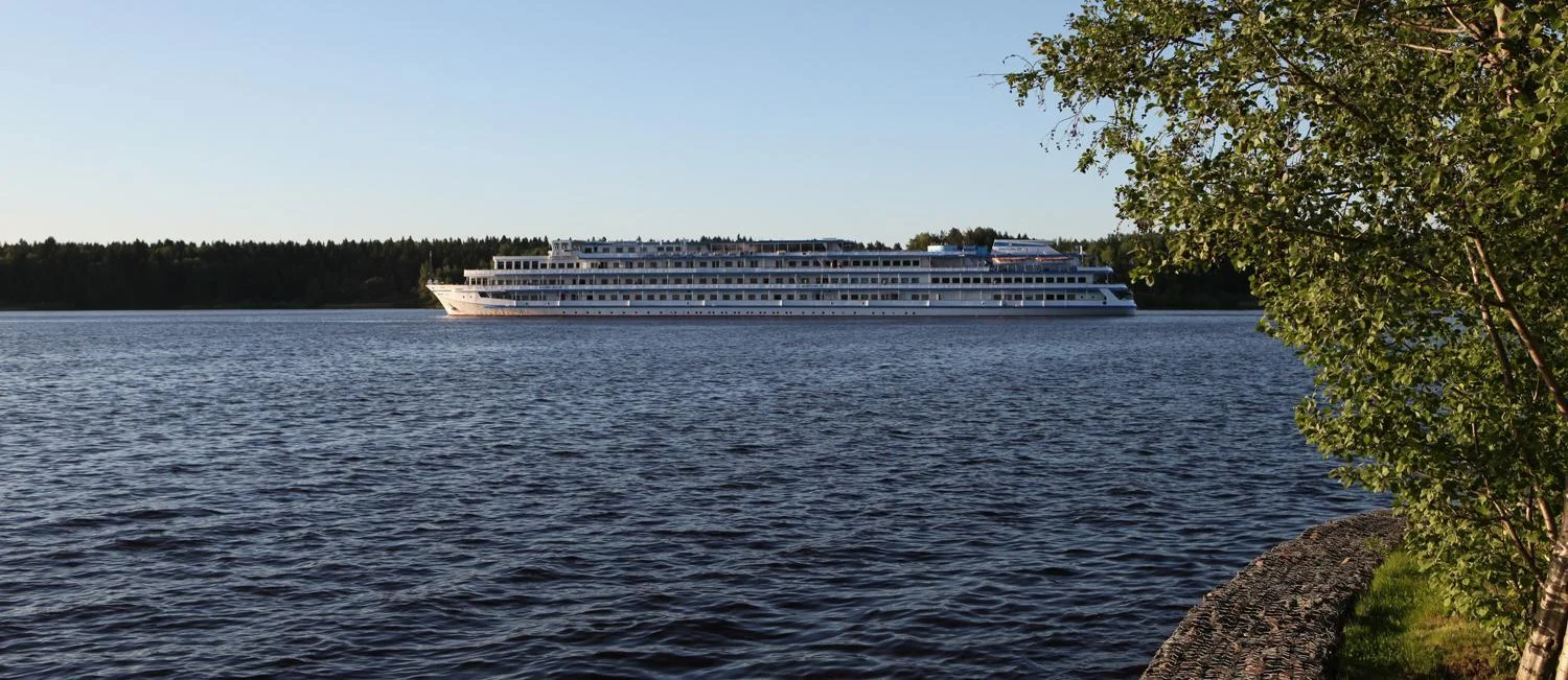 Маленькие беседки с мангалом у воды на 6 человек