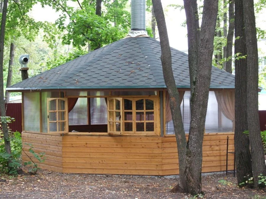 Открытые беседки барбекю в парк-отеле Дубрава