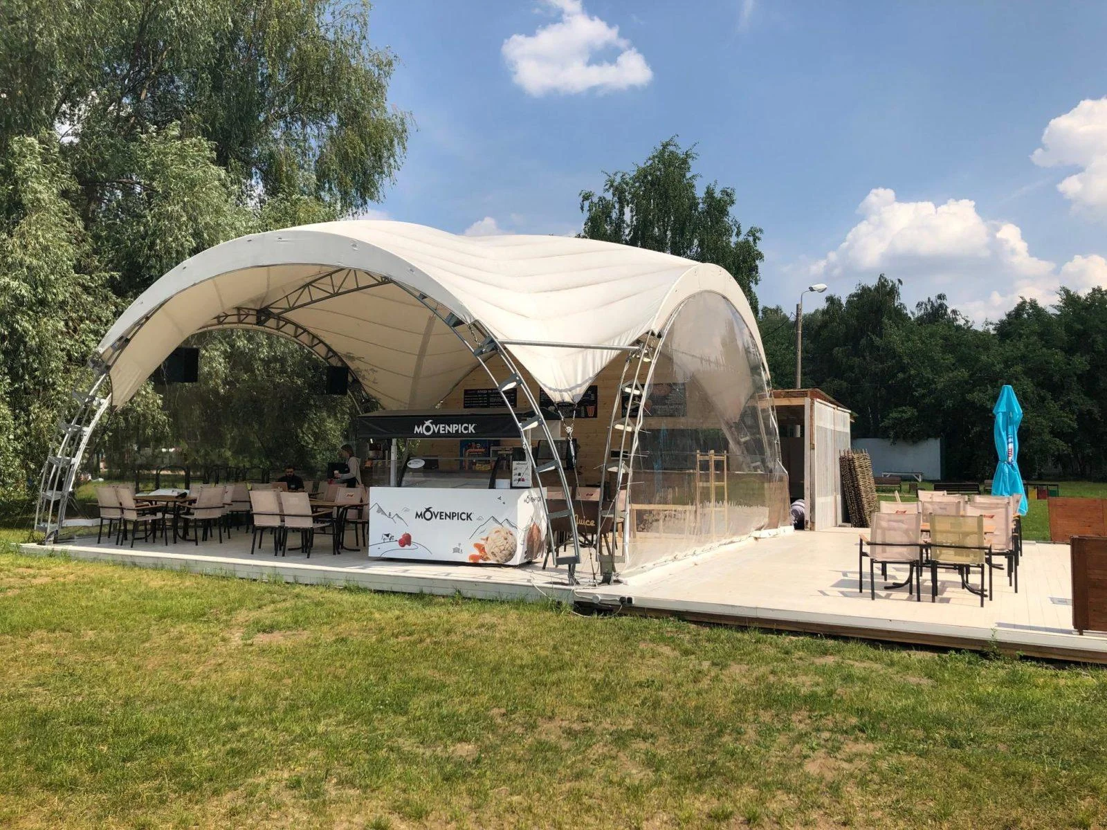 Шатер 100 кв.м находится в пяти метрах от кромки воды