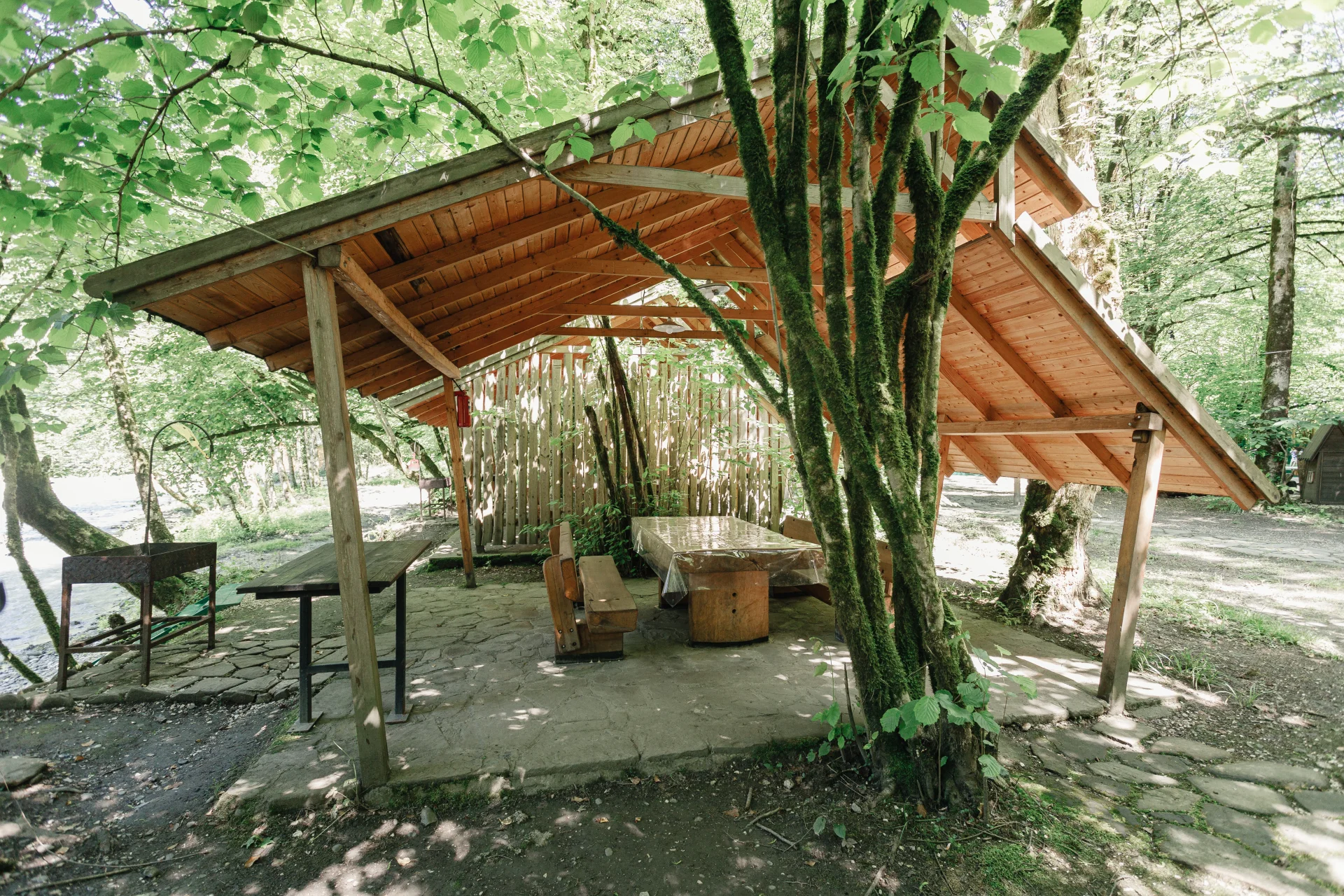 Аренда беседок для шашлыка у реки в Сочи