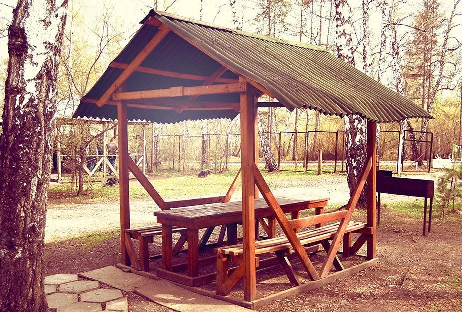 Маленькие беседки до 10 человек с мангалом (3 часа / 900 руб.)