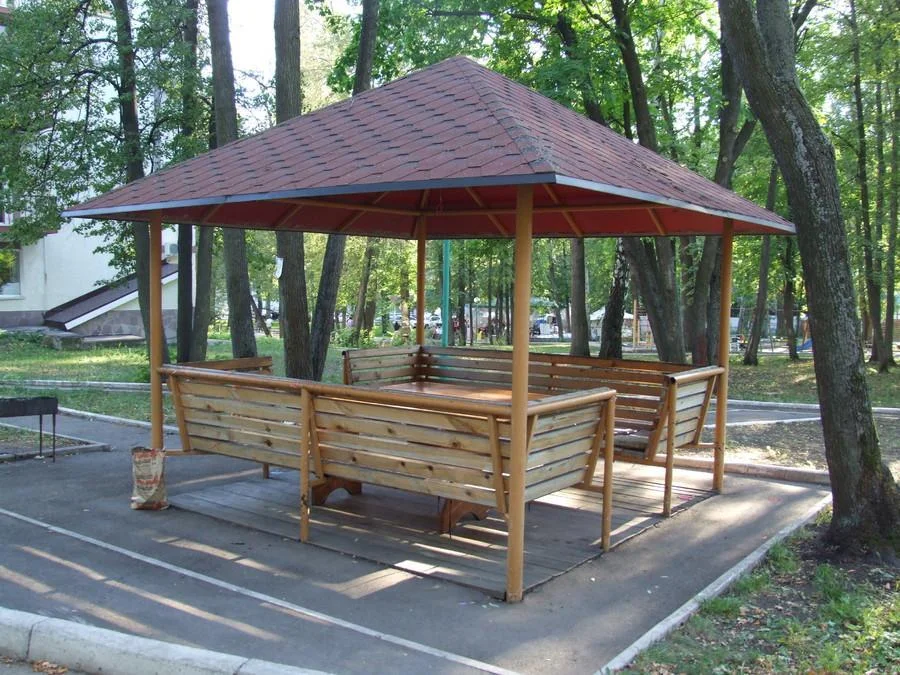 Открытые беседки барбекю в парк-отеле Дубрава