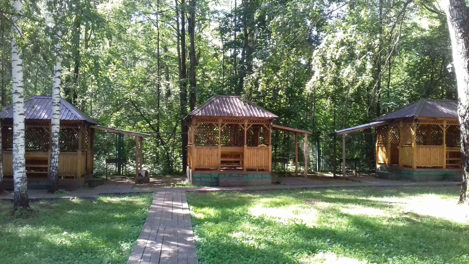 Открытые беседки с мангалами — База отдыха «Мыс Рундук»