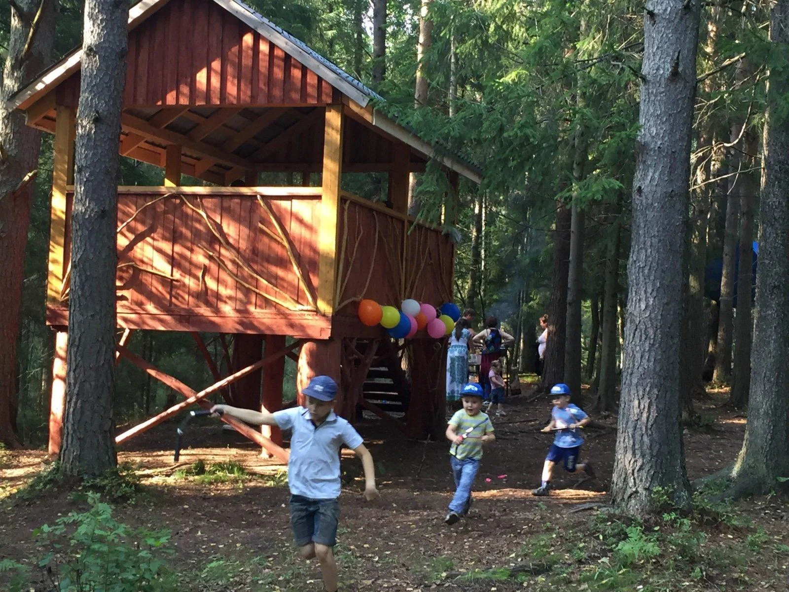 Беседка в лесу Курьи Ножки на 15 человек с мангалом для шашлыка