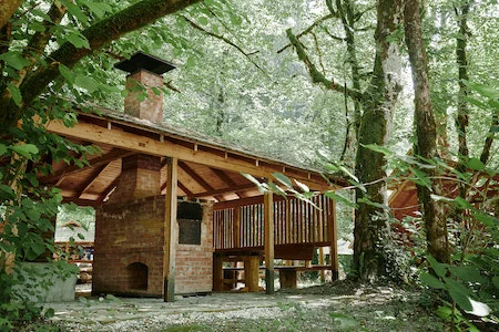 Аренда беседок для шашлыка у реки в Сочи