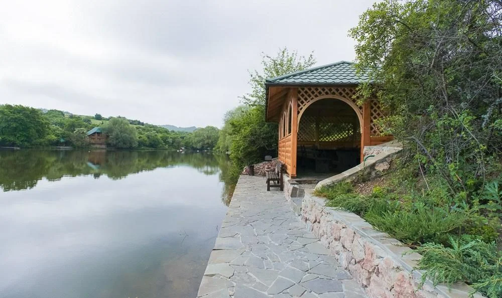 Большая беседка вместимостью до 20 человек на Грушевом озере