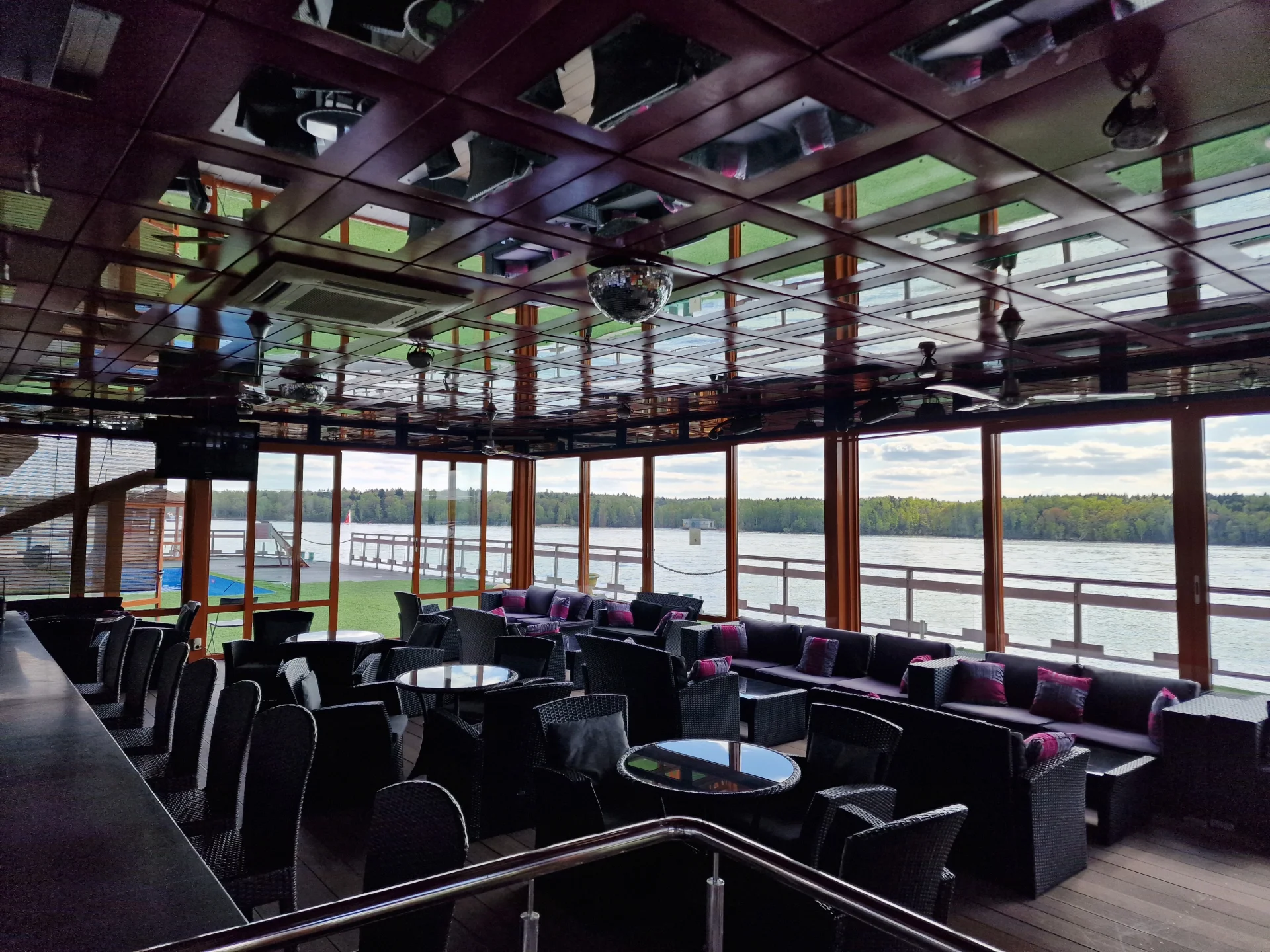 Аренда зала на воде «Стеклянный бар» с бассейнами