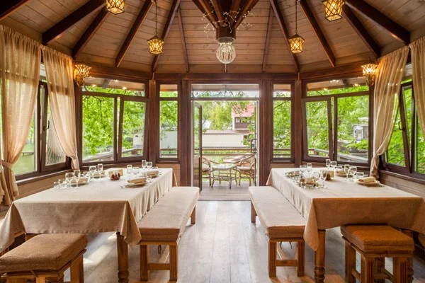 Гриль домик на территории ресторана «Рыбацкая деревня» в Москве