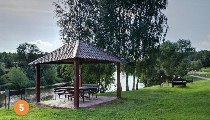 Несколько беседок на территории дома отдыха Valesko Hotel Spa