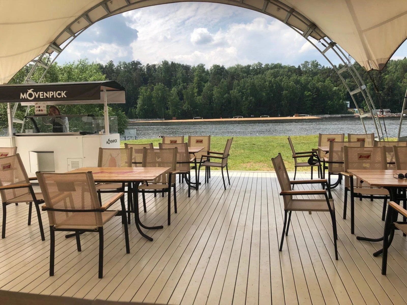 Шатер 100 кв.м находится в пяти метрах от кромки воды