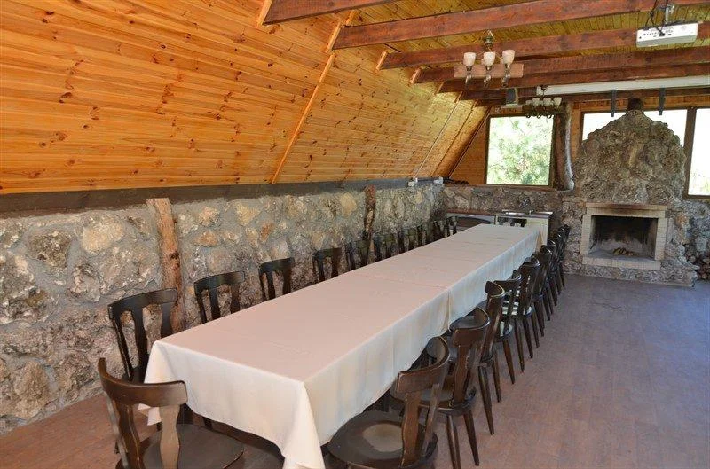 Большие и маленькие беседки для пикника в гостевой усадьбе «Alimova balka»