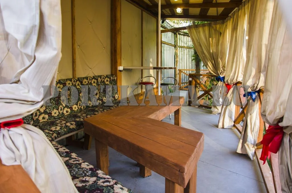 Отдых в летней беседке на территории городского парка отдыха «Порт Кама»