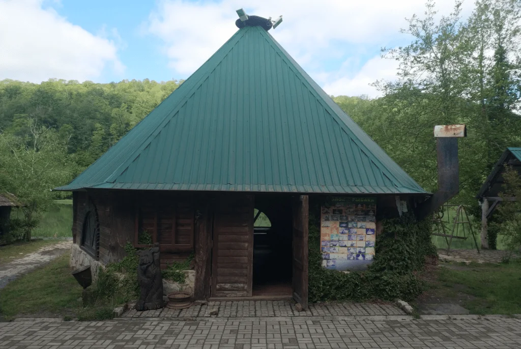 Аренда беседок, столиков и шалашей для пикника на природе вместимостью от 4 до 100 человек у Бараовского озера