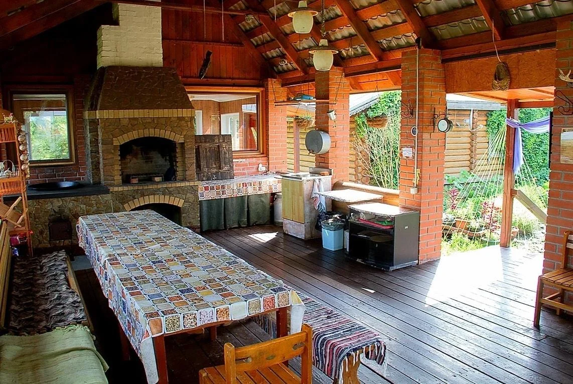 Зона барбекю, мангальная зона и территория в базе отдыха «Большекулачье» в аренду