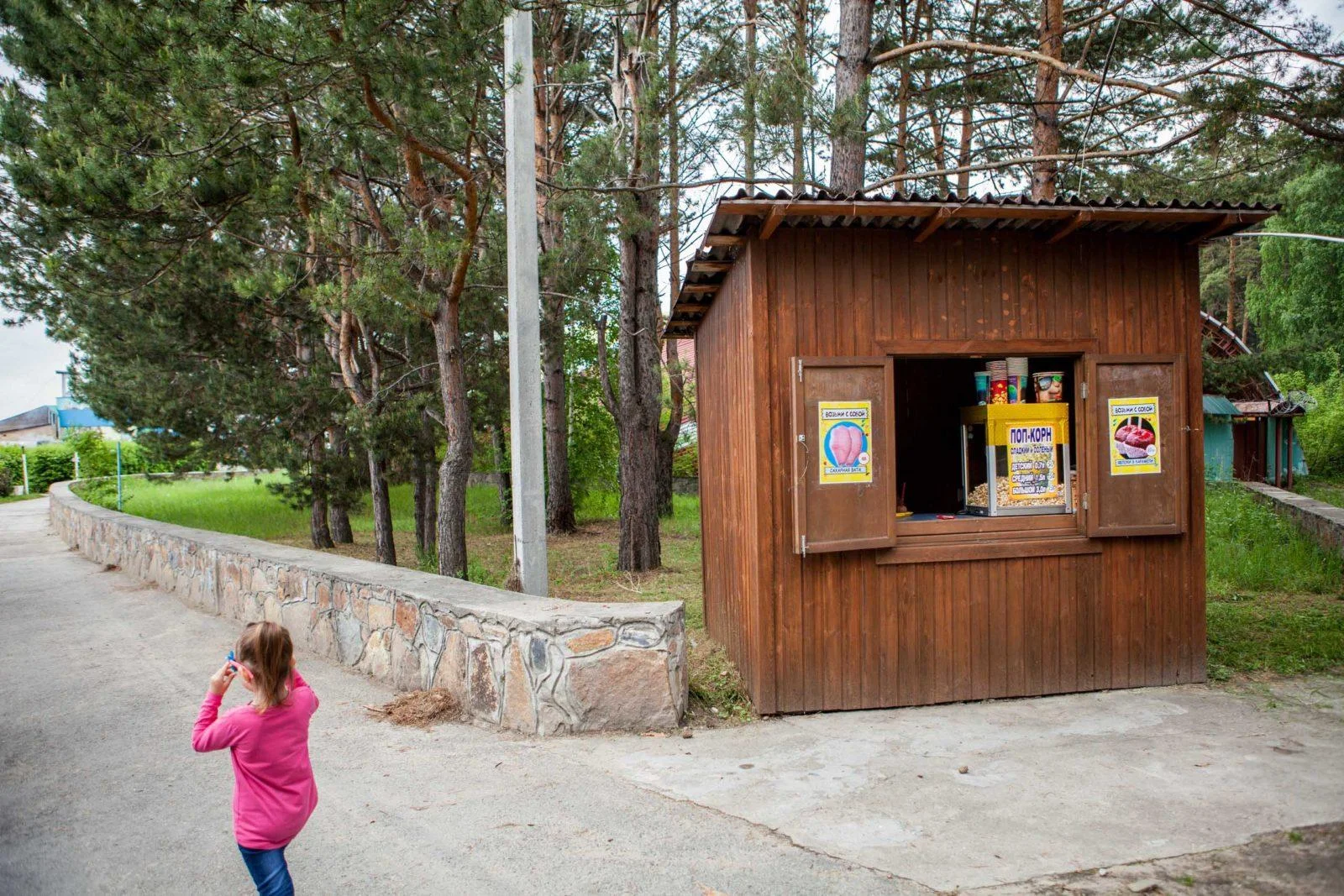 Снять беседку на 12 человек с мангалом у воды