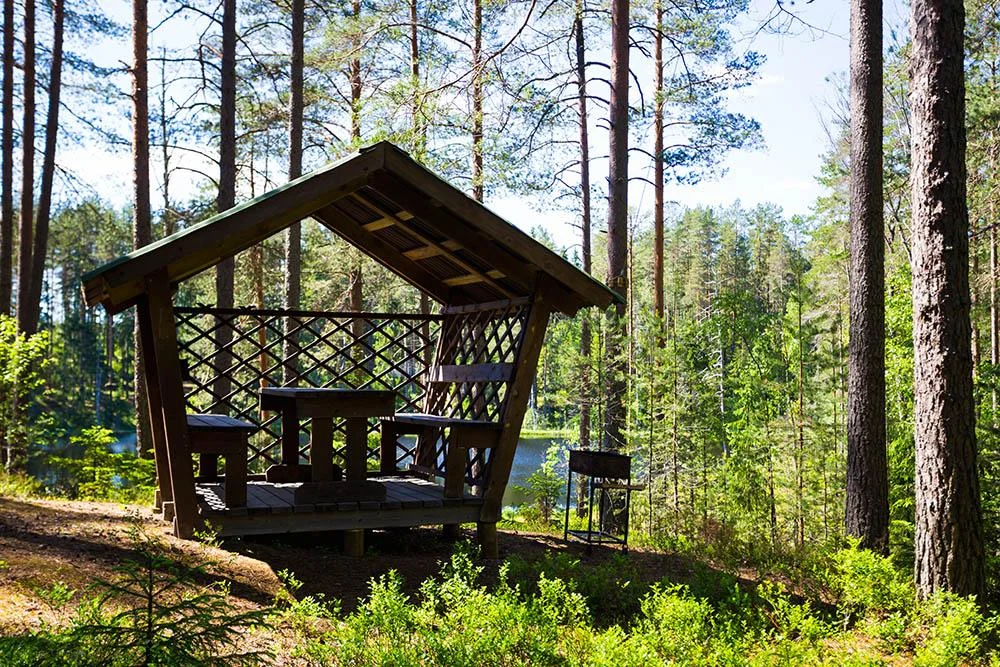 Отдых в летних беседках на берегу в парка «Greenvald» до 8 человек