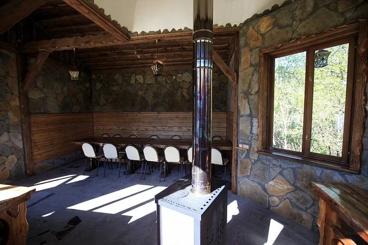 Теплая / закрытая беседка на 15 человек с мангалом РГК — Русская Охота