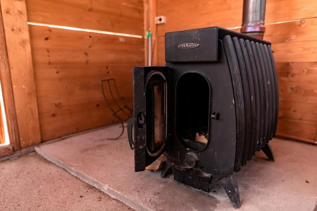 Теплая беседка для рыбалки с мангалом на базе отдыха «Ихтиолог»