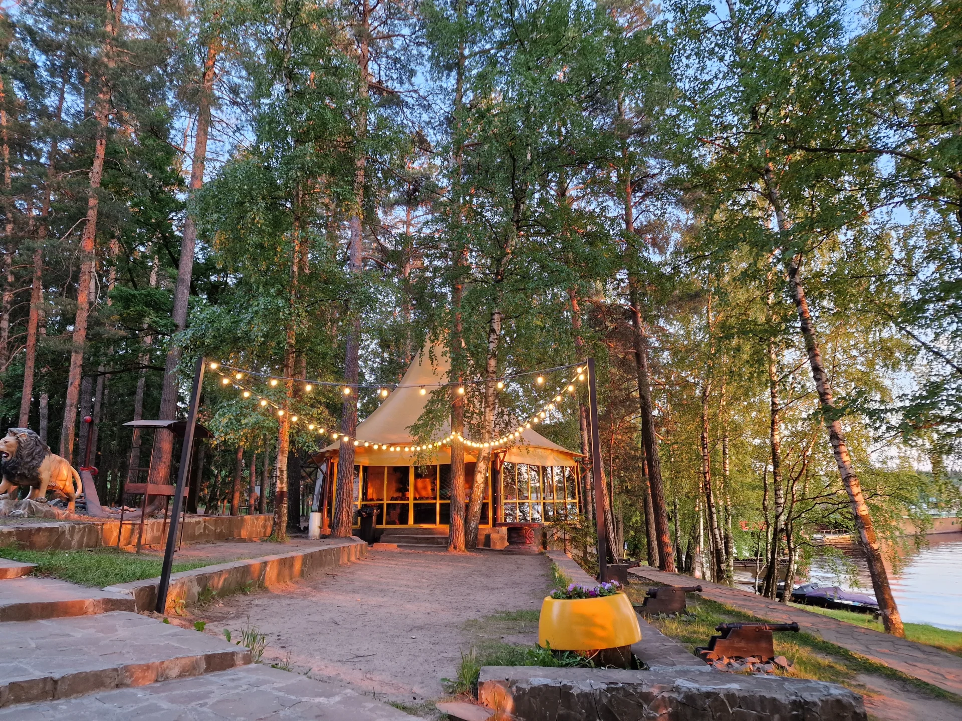 Шатер «Незнайка» у воды вместимостью до 50 человек в РК «Малибу»