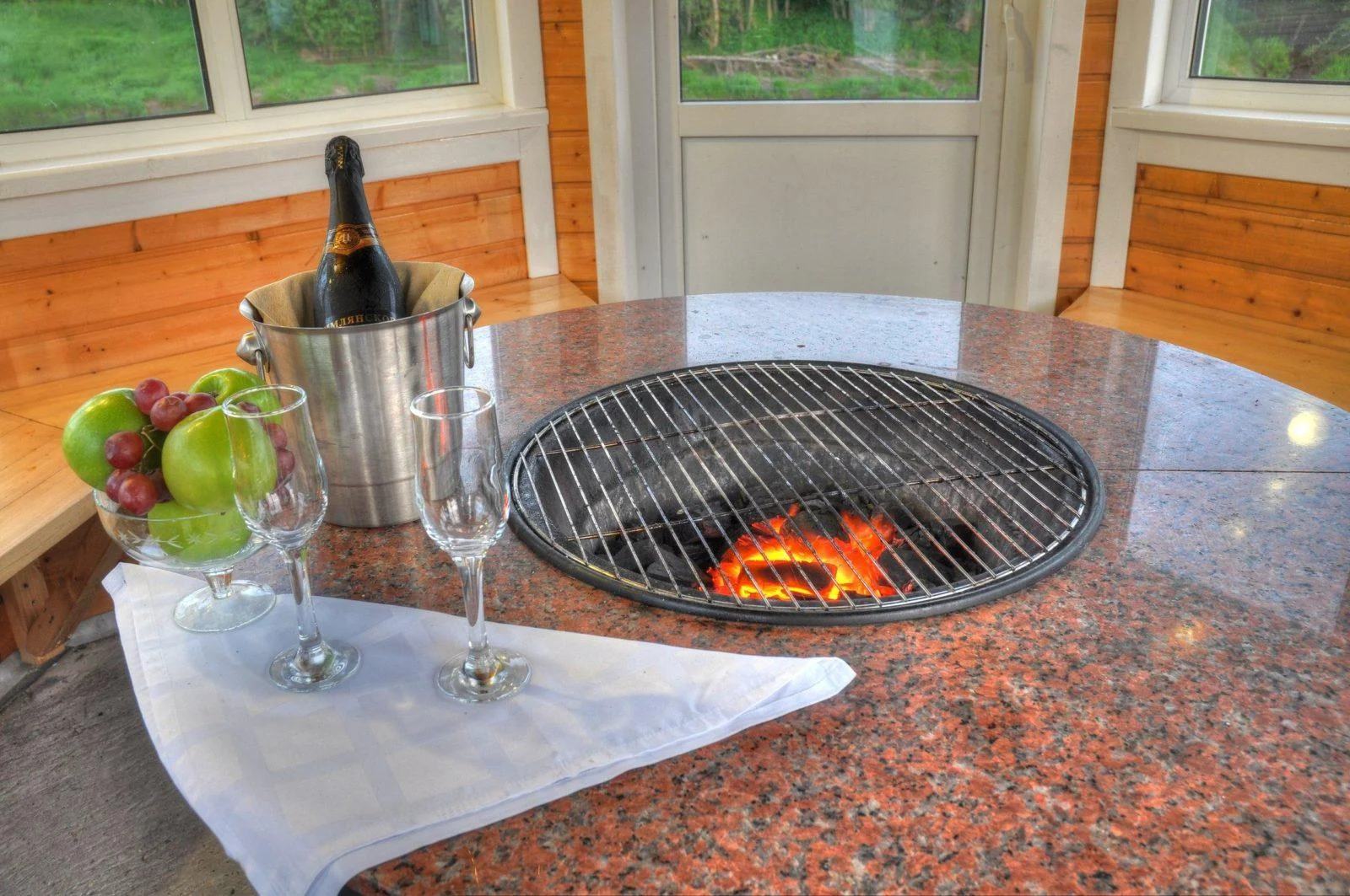 Беседки с мангалами в парк отеле “Прибрежный Ярбург”