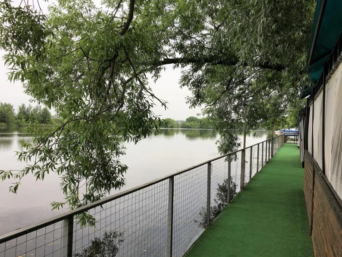 Небольшая беседка на воде для пикника в теплое время года