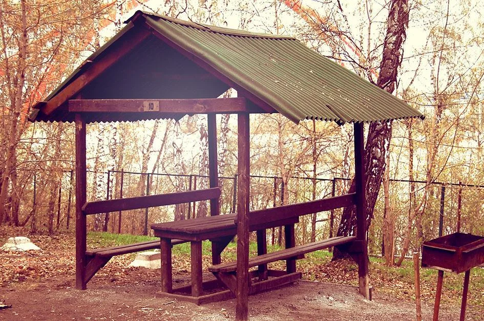 Маленькие беседки до 10 человек с мангалом (3 часа / 900 руб.)