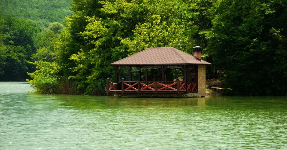Беседки у воды на базе отдыха «Кабаний перевал»