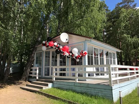 Застекленная VIP-беседка с телевизором и караоке