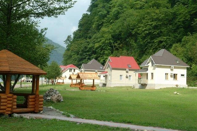 Отдых в беседках и шатрах вместимостью от 6 до 50 человек на территории комплекса «Шахе»