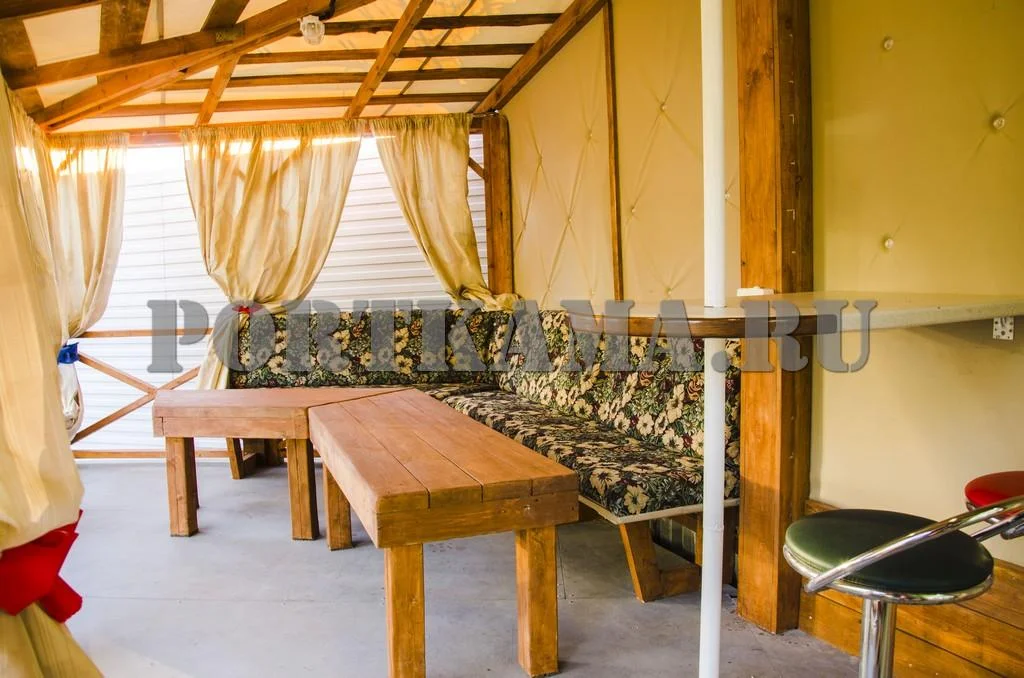 Отдых в летней беседке на территории городского парка отдыха «Порт Кама»