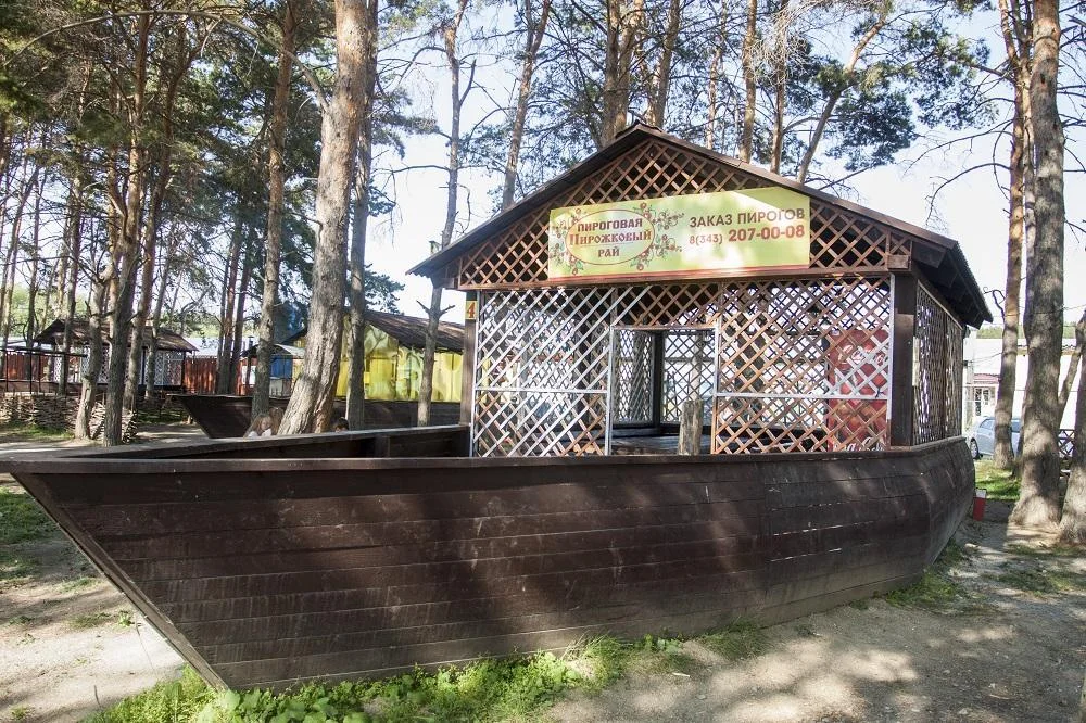 Корабль «Баркас» с пикниковой зоной до 20 человек в Парке «Арамильская слобода» — река Исеть — Арамиль