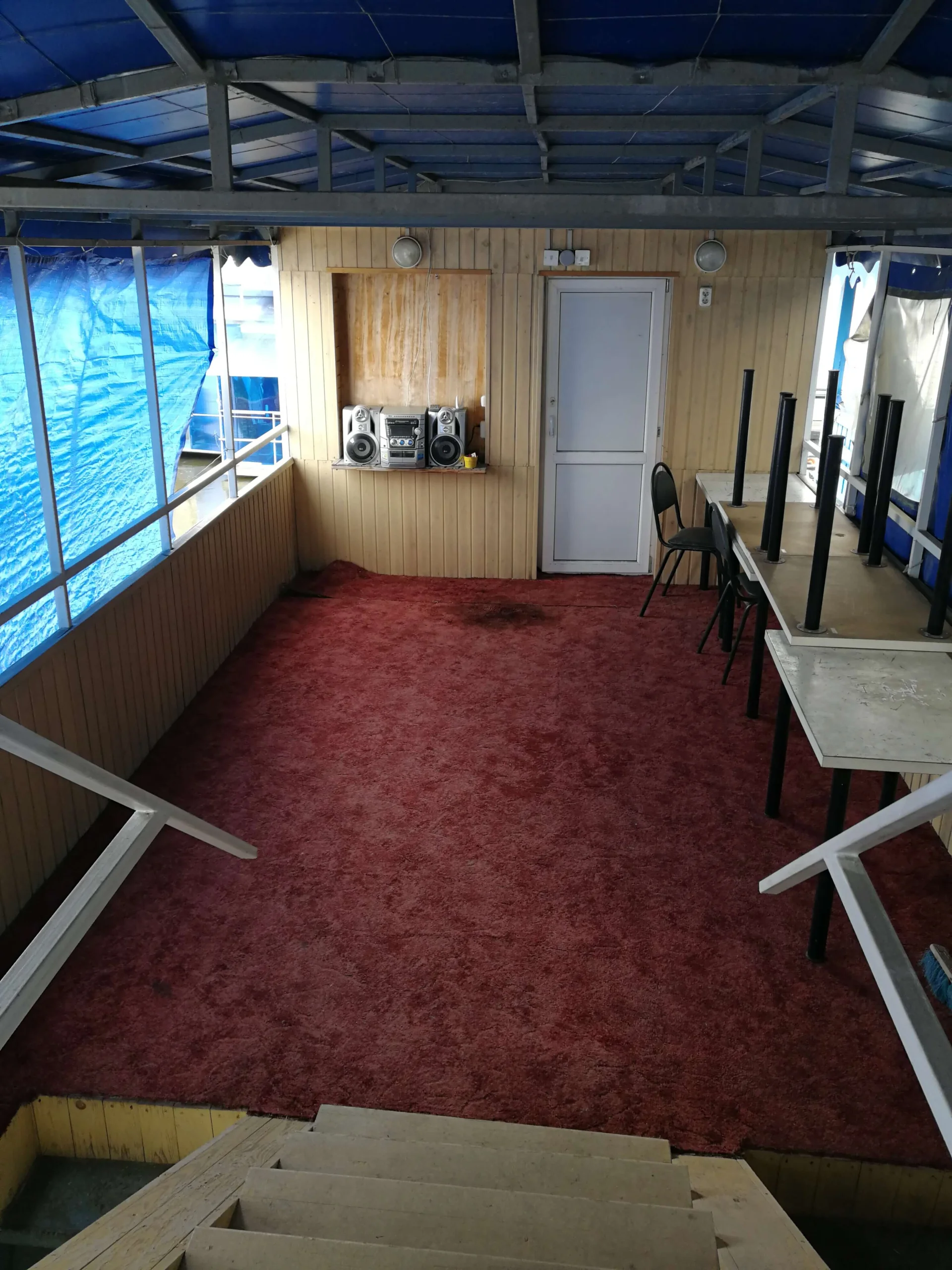 Летняя беседка на стоячем теплоходе