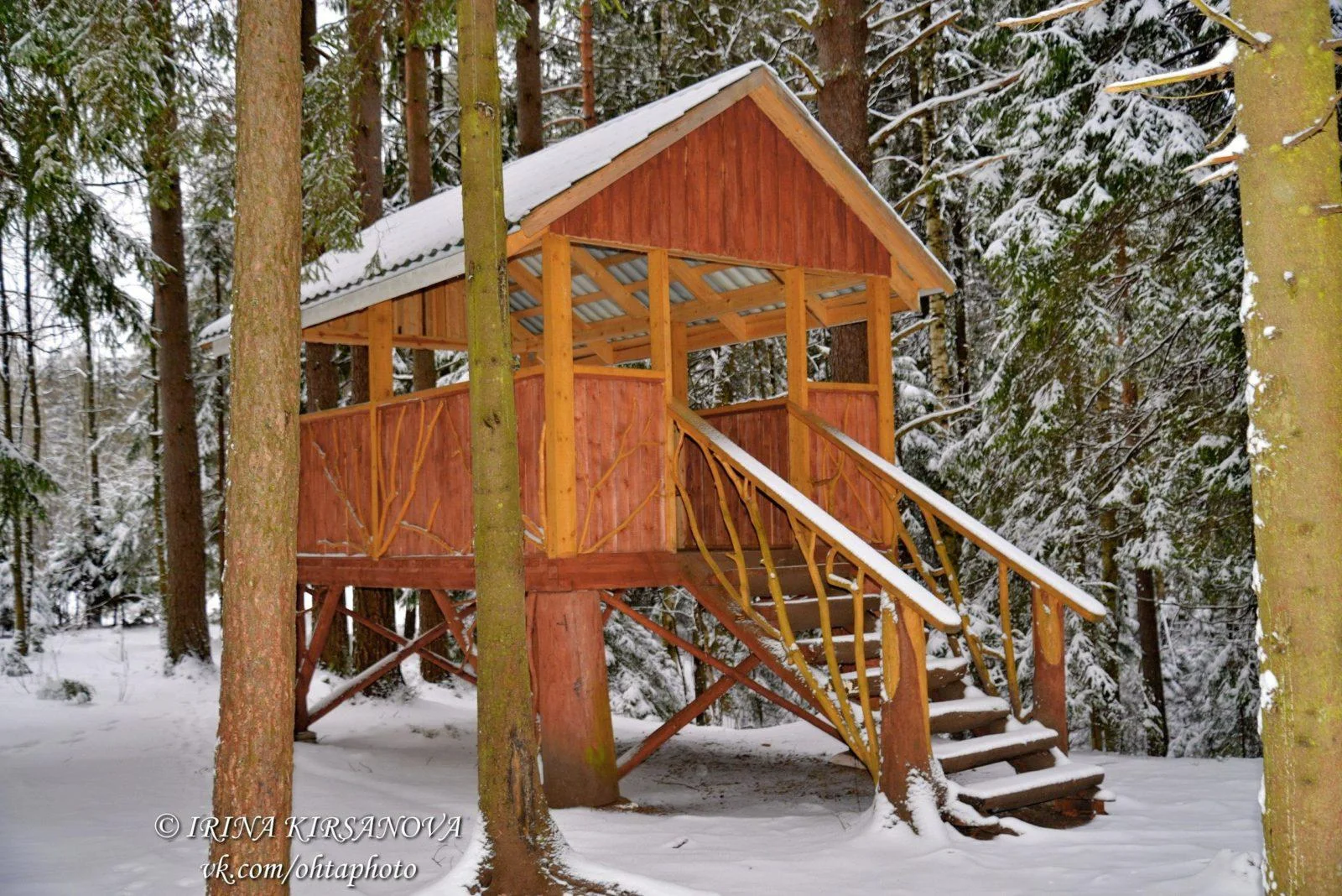 Беседка в лесу Курьи Ножки на 15 человек с мангалом для шашлыка