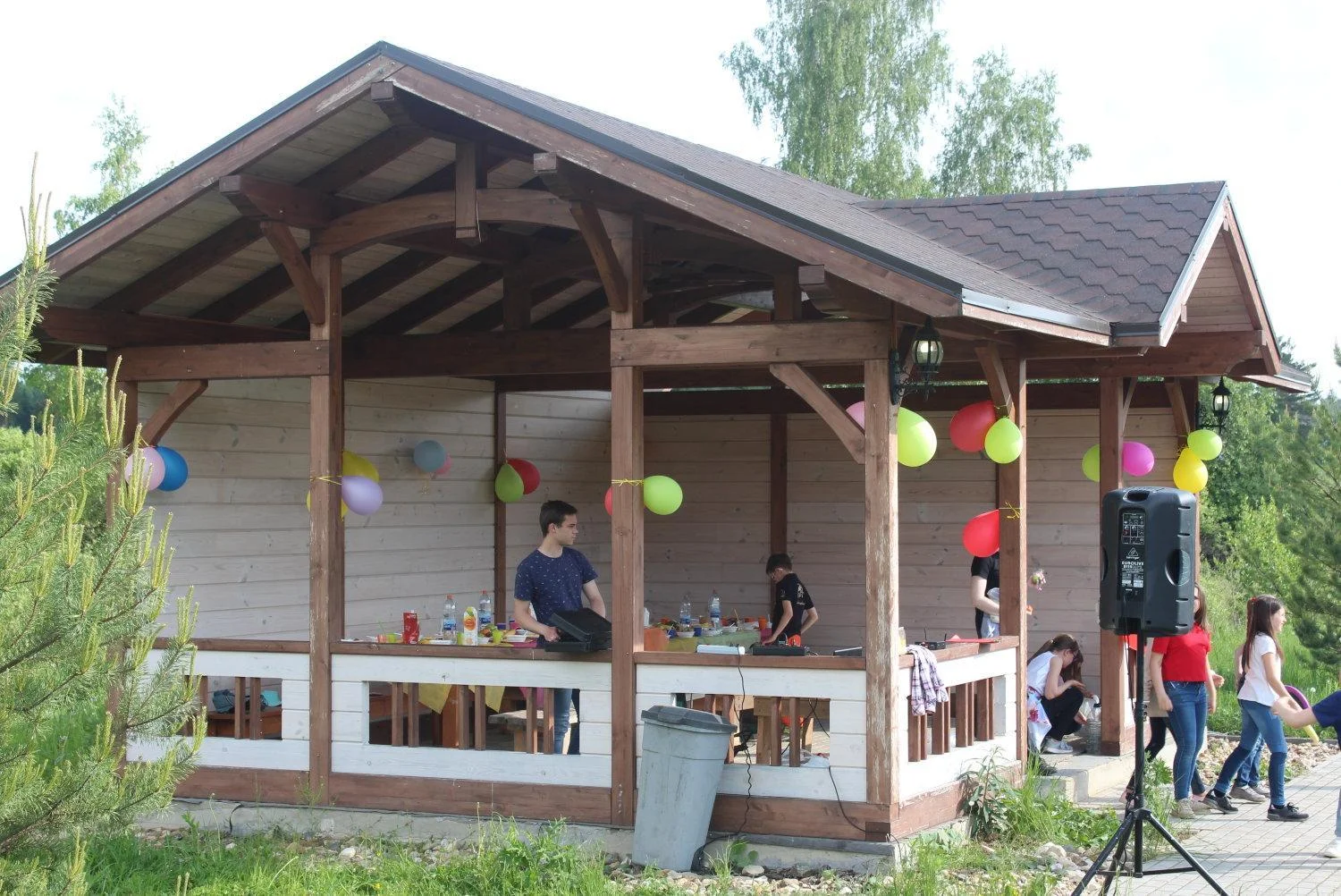 Аренда беседок в Подмосковье в рамках базы отдыха «Новинки Парк»