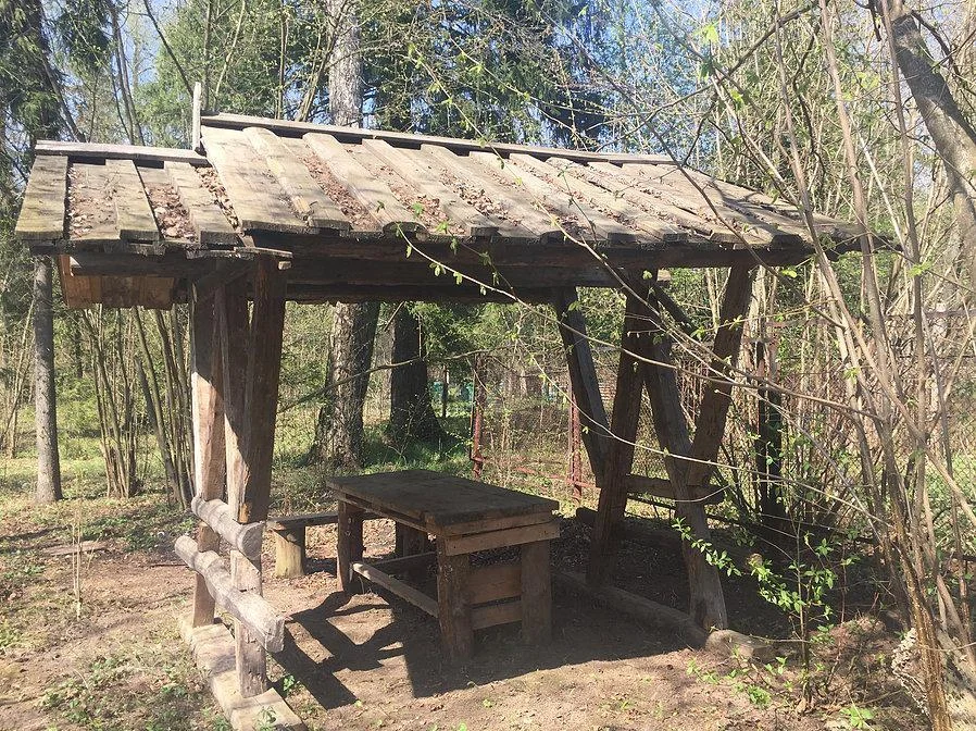 Беседки и площадки для отдыха на территории Шале-отеля «Таежные Дачи»