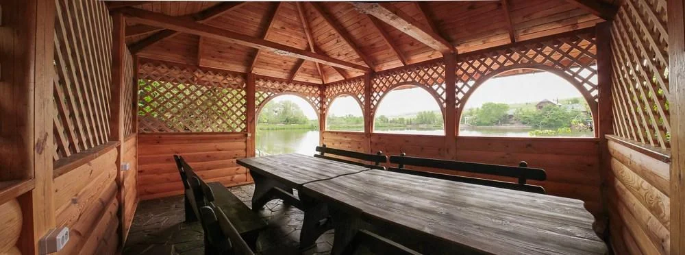 Большая беседка вместимостью до 20 человек на Грушевом озере