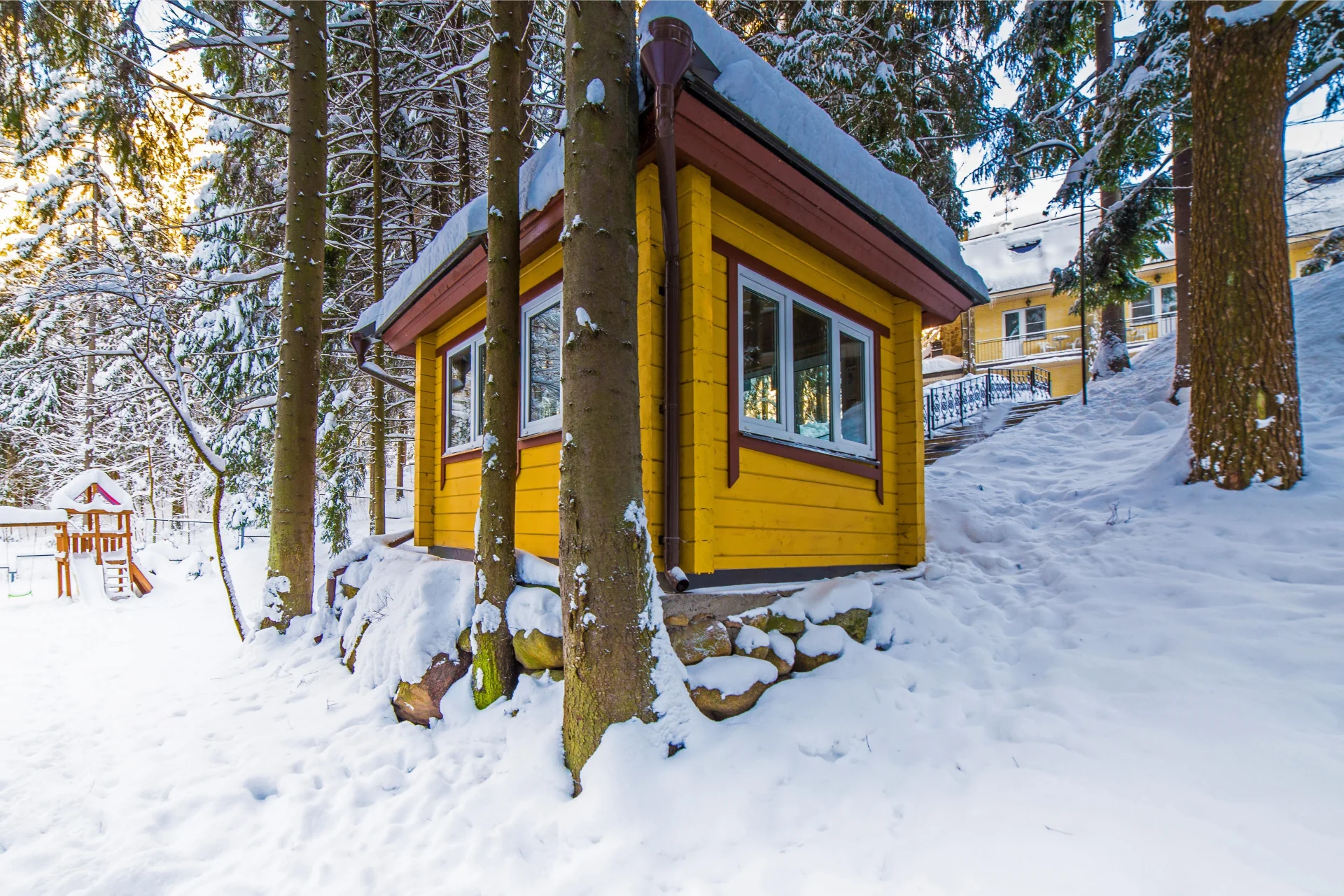 Теплая беседка со встроенным мангалом вместимостью до 15 человек