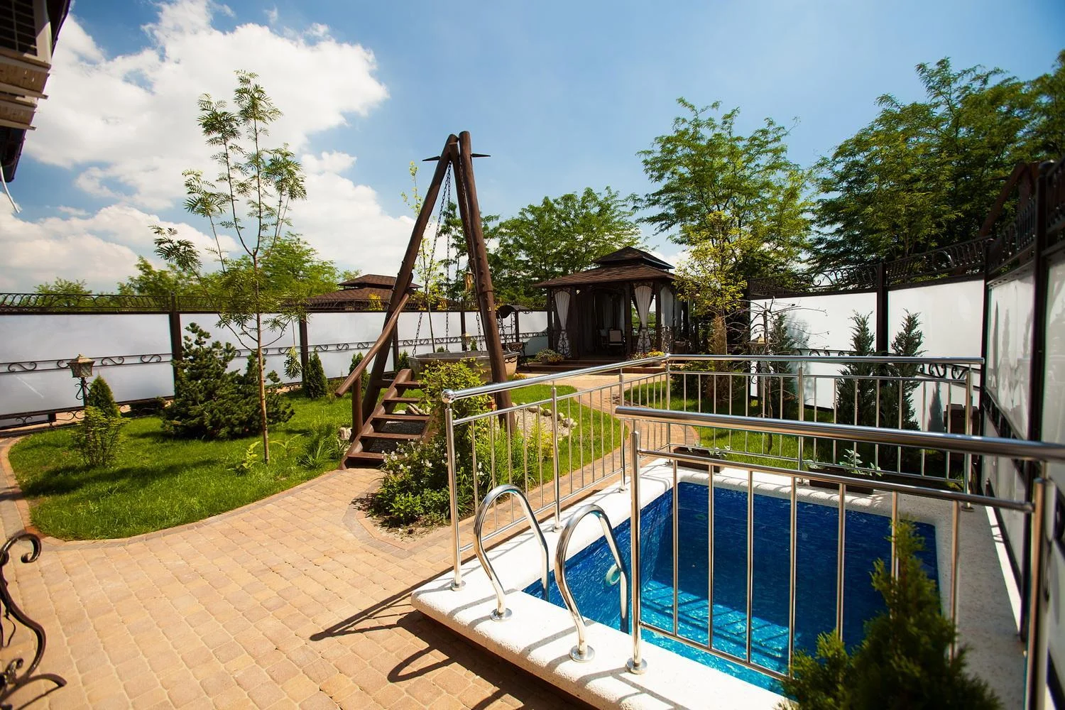 Беседка на 18-20 человек в аренду “Райский берег”