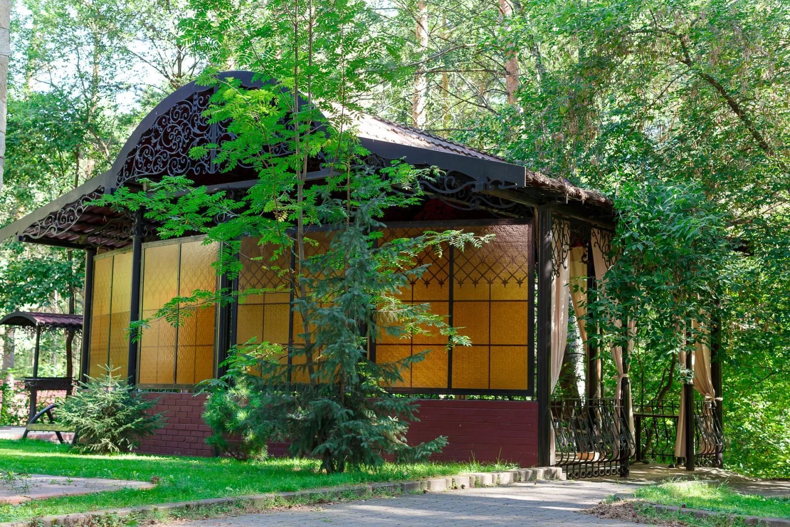 Беседка на 35 персон в сосновом бору — Пансионат Былина (Бердск)